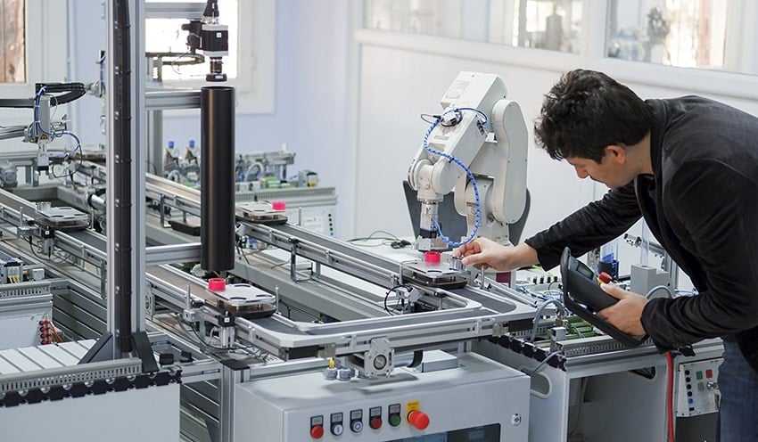 engineer-holding-tablet-controlling-collaborative-robot-on-production-line-industry-4.0